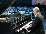 Владимир Путин спел и сыграл на рояле (видео)