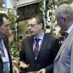 Руководитель Федерального агентства по туризму Александр Радьков знакомится с экспозицией Республики Алтай