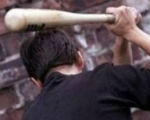 Житель Горно-Алтайска запугивал знакомую, избивая ее битой и угрожая ножом