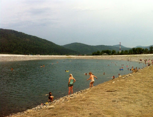 «В «Алтайской долине» люди купаются вовсю…». Фото vk.com