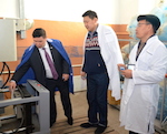 Манзыров поучил монголов разливать воду (фото)
