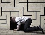 Наркомана из Республики Алтай, который рылся в клумбах, задержали в Барнауле