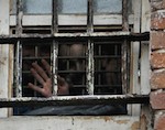 В СИЗО пытались перебросить сотовые телефоны