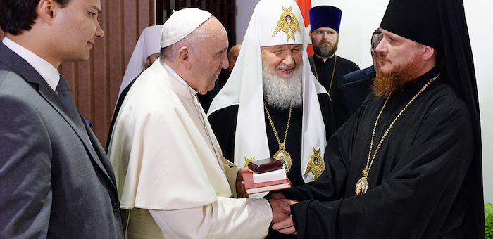 Фотофакт: Папа Римский и алтайский епископ Каллистрат обменялись рукопожатием