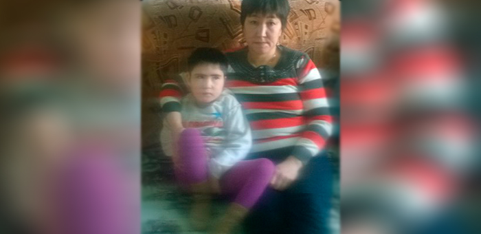 Ребенку с редким заболеванием собирают деньги на специализированное кресло