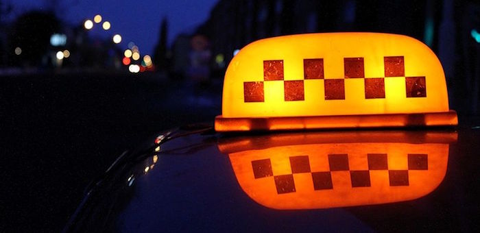 Житель Горно-Алтайска ограбил и избил таксиста, привезшего ему выпивку