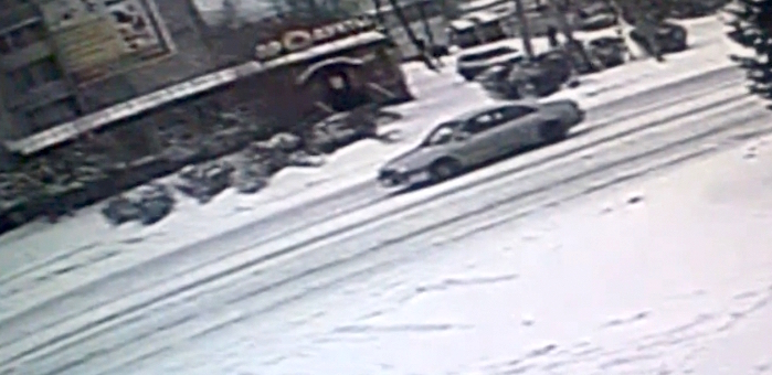 Разыскивается водитель, сбивший на «зебре» подростка и скрывшийся с места аварии (видео)