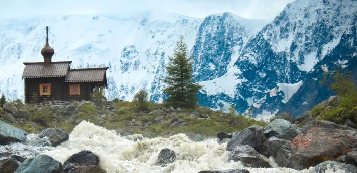 Фото часовни на фоне Белухи заняло второе место в конкурсе «Почты России»