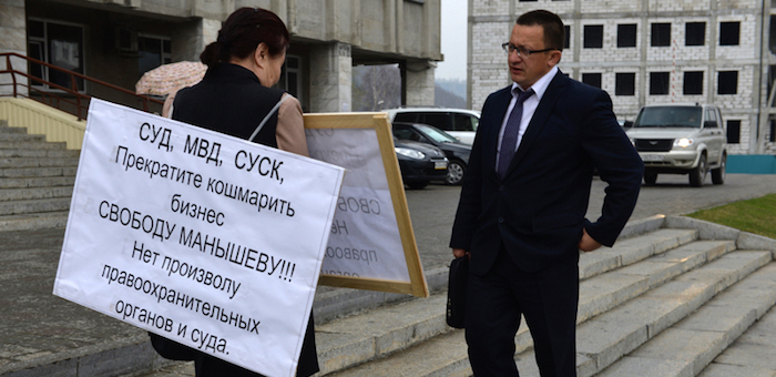 Фотофакт: Три одиночных пикета прошли у Госсобрания