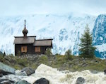 Фото часовни на фоне Белухи заняло второе место в конкурсе «Почты России»