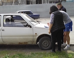 Автовладельцев штрафуют за парковку на газонах