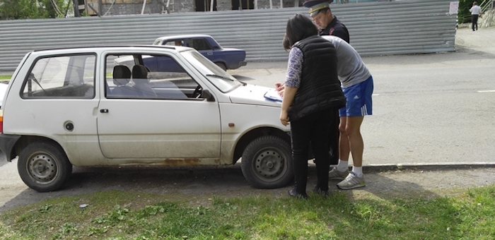 Автовладельцев штрафуют за парковку на газонах