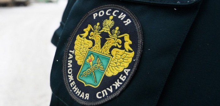 Сотрудник таможни взят под стражу за получение взяток