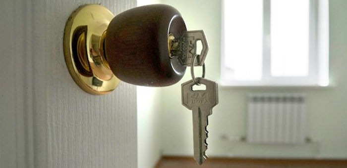 В Усть-Коксе незаконно пытались выселить из квартиры молодого врача с двумя детьми