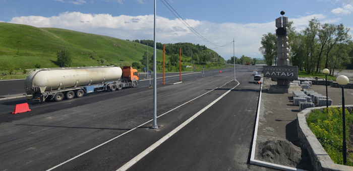 Фотофакт: Въезд в Республику Алтай облагораживают в преддверии Эл Ойына