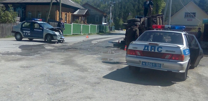Фотофакт: В Элекмонаре произошло ДТП с участием полицейской машины