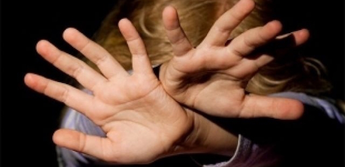 Мужчина в течение трех лет истязал свою падчерицу