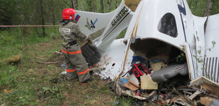 Фотофакт: Спасатели добрались до обломков самолета