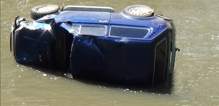 В Майме угонщик слетел на украденном авто в реку и угрожал полицейским покончить с собой
