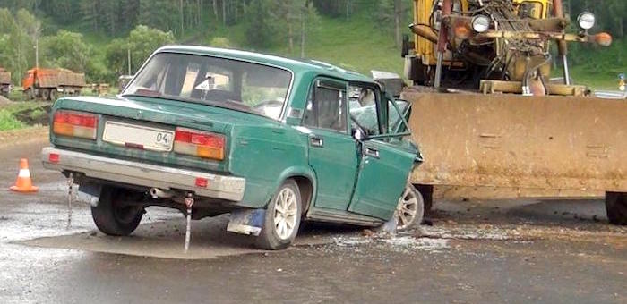 ВАЗ врезался в грейдер, один человек погиб