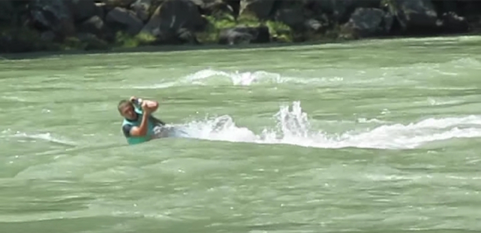 Поиски сорвавшегося в Катунь мужчины продолжаются в Горном Алтае (видео)