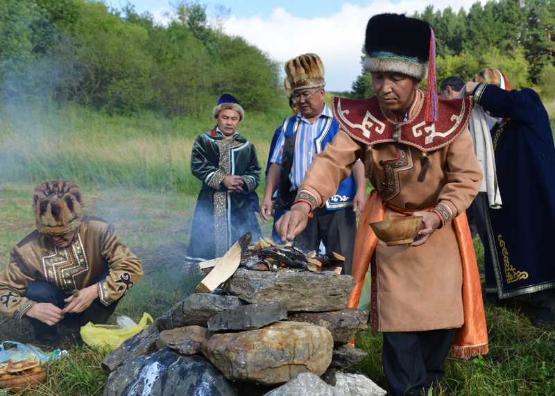 Алтайский коренной народ. Горный Алтай обряды алтайцев. Теленгиты народ Алтая. Традиции гостеприимства алтайцев. Тубалары народ горного Алтая.