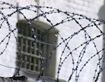 Мужчину и его малолетних подельниц отправили в колонию за надругательство над школьницей