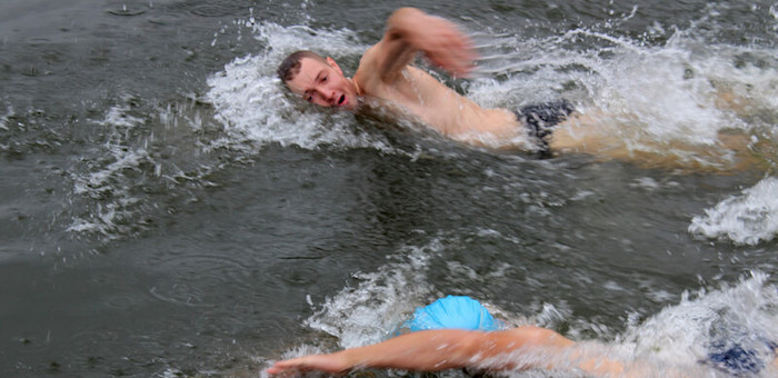 На Телецком озере прошли соревнования по плаванию