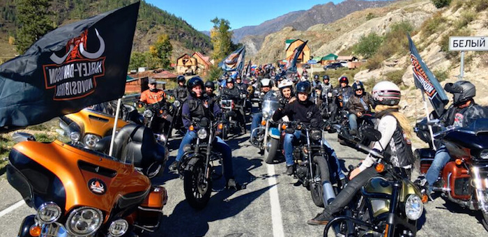 Фотофакт: 200 мотоциклистов проехали вдоль Белого Бома
