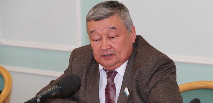 Геннадий Сумин снимает кандидатуру в пользу Букачакова