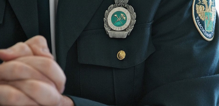 Таможенник-взяточник пошел под суд