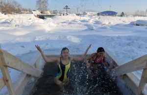 Более 2,5 тысяч человек искупались в крещенских купелях