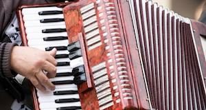 Ни аккордеона, ни денег: жителя Маймы обманули на Avito