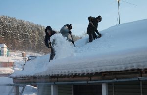 Добровольцы помогают ветеранам очистить от снега крыши и дворы