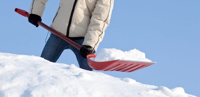 Молодежь и школьники помогают ветеранам убирать снег с крыш и дворов