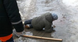 Дорожников и коммунальщиков наказали за нечищеный снег и гололед