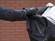 Двое парней ограбили женщину в Горно-Алтайске