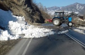 Две лавины сошли на дороги в Республике Алтай