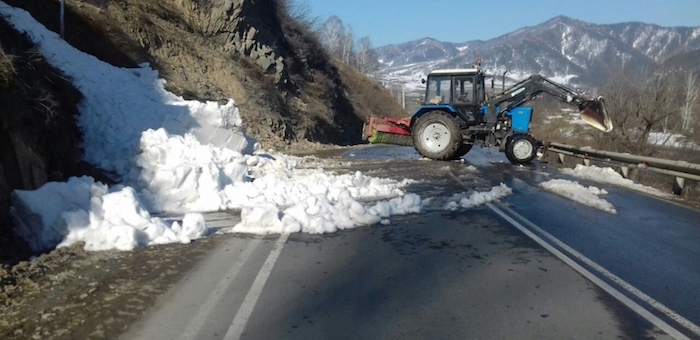 Две лавины сошли на дороги в Республике Алтай