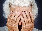 Грабитель напал на 68-летнюю пенсионерку