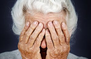 Грабитель напал на 68-летнюю пенсионерку