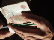 Суд оставил подозреваемого в получении взятки следователя под стражей