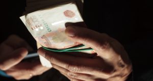 Суд оставил подозреваемого в получении взятки следователя под стражей