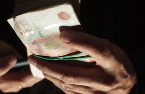 Суд оставил подозреваемого в получении взятки следователя под стражей