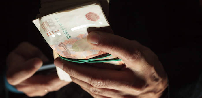 Суд оставил подозреваемого в получении взятки следователя под стражей