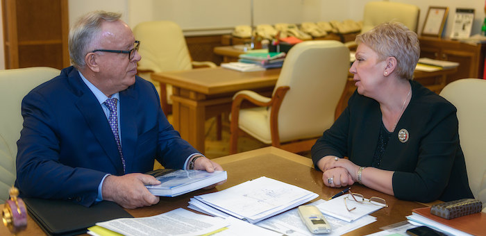 Бердников обсудил с министром образования России реконструкцию школы в Турочаке