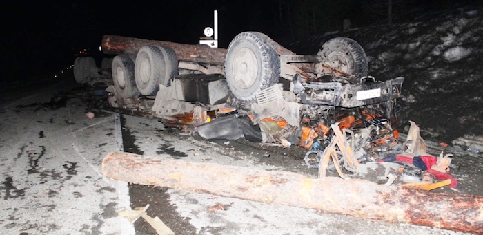 На Семинском перевале перевернулся «Камаз», водитель погиб (фото)
