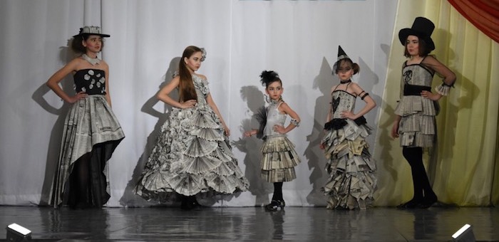 В «Школе стиля» создали платья из газет