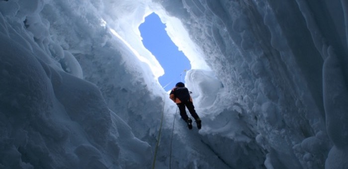 Как спасатели ищут туриста на леднике Маашей — фотоотчет