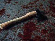 В Каракокше пьяная женщина зарубила пришедшего в гости незнакомца